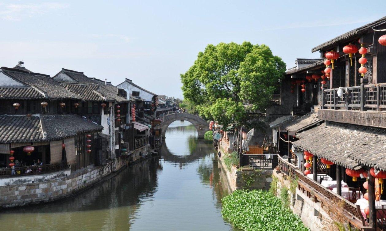 逃离破旧弃城